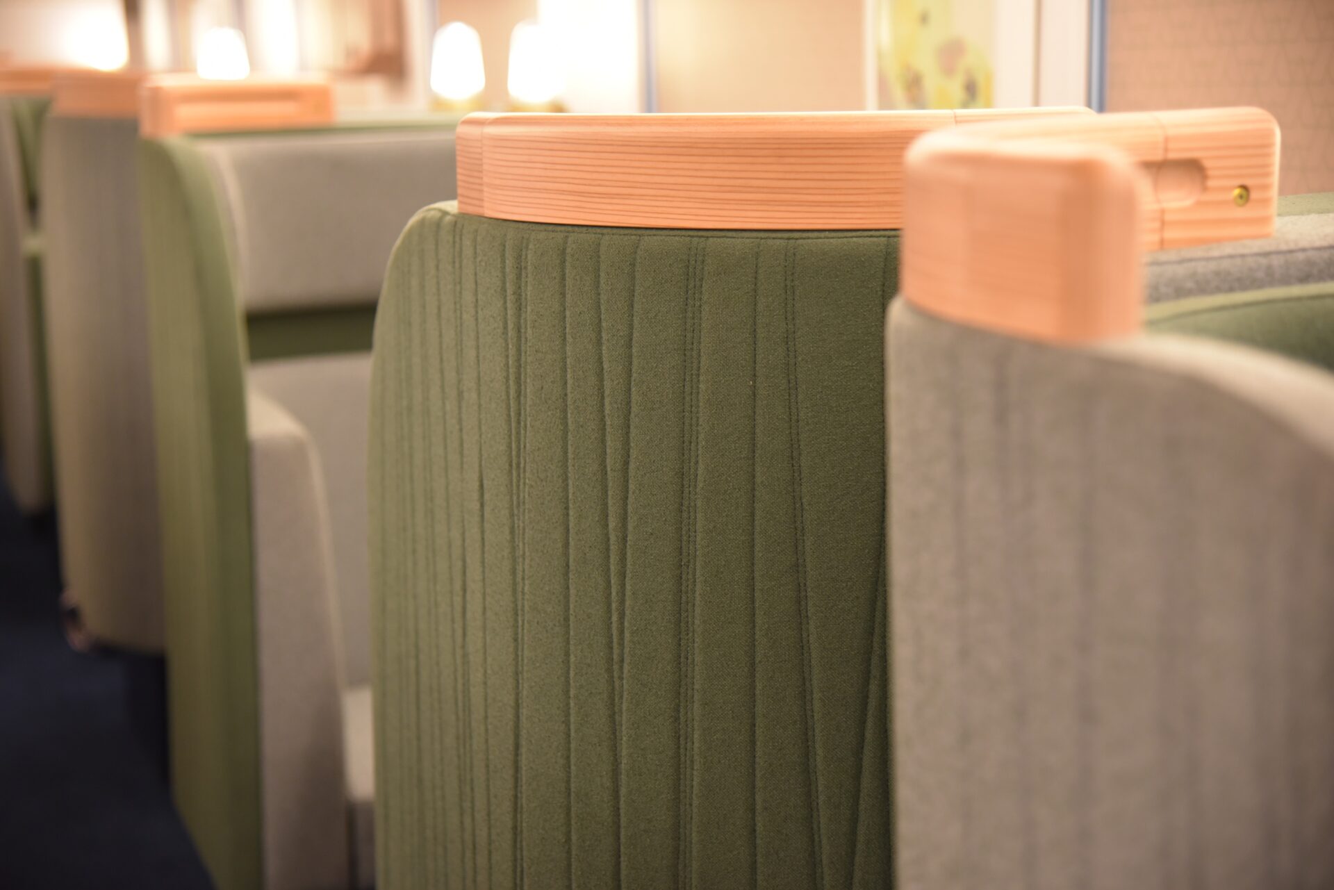 ３号車は福岡・久留米の平野や山々を思わせる緑や青を基調に