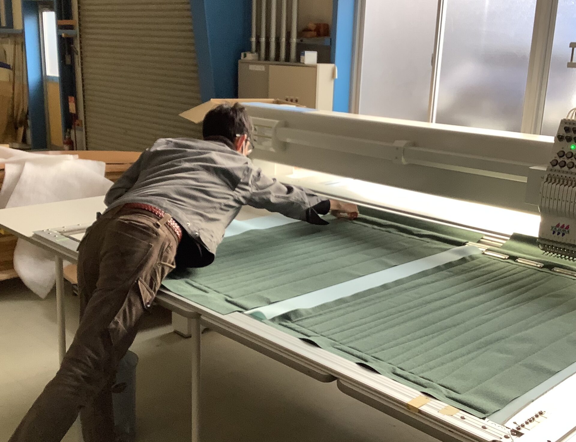 張地にキルティング加工を施しているところ