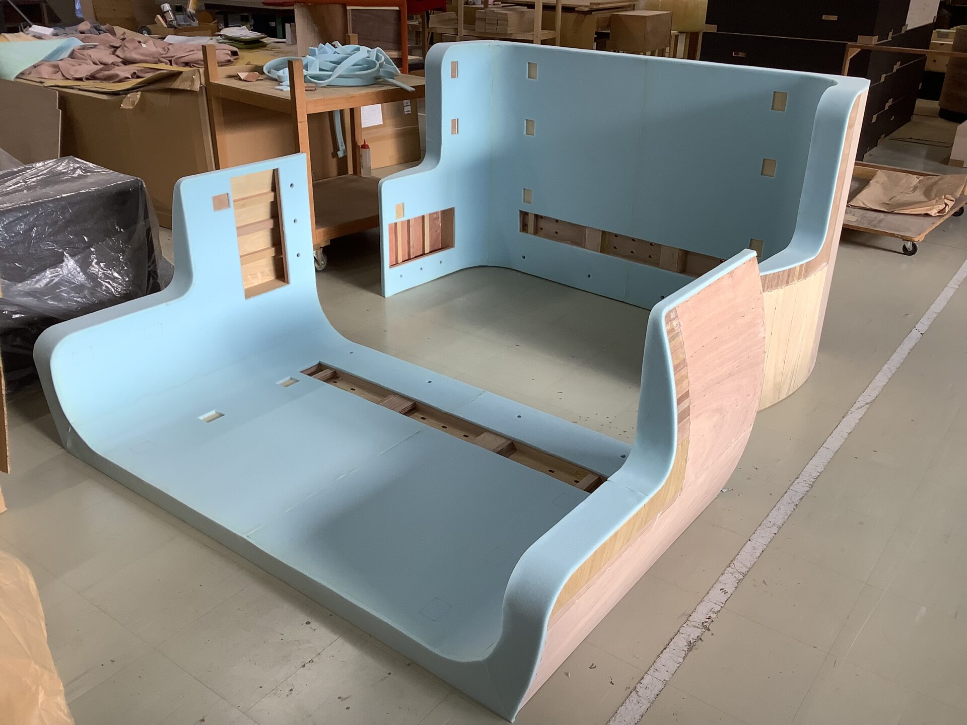 強度を確保するのに必要な板厚や部材の接合方法などを調整